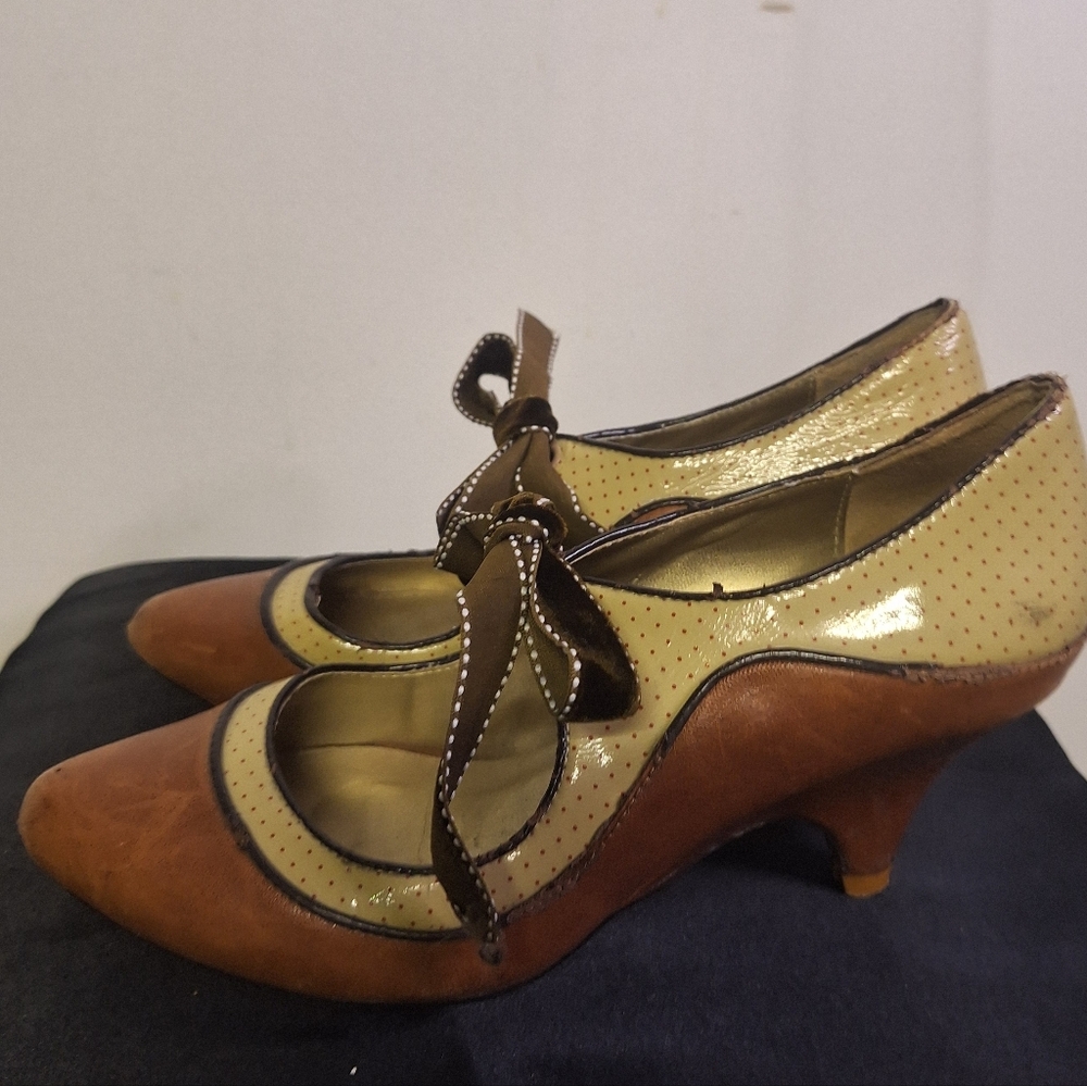 Poetic License Brown and Cream Vintage Inspired Kitten Heels Sz 6 - Picture 2 of 7